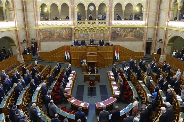 Interpellációk és azonnali kérdések hangzanak el a parlamentben 