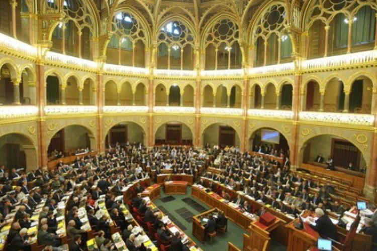 Elfogadták a kormány őszi adócsomagját - több kedvezőbb változás jön